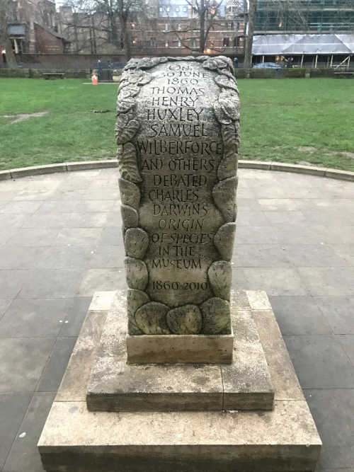 Hmatný kamenný památník „Velké debaty“