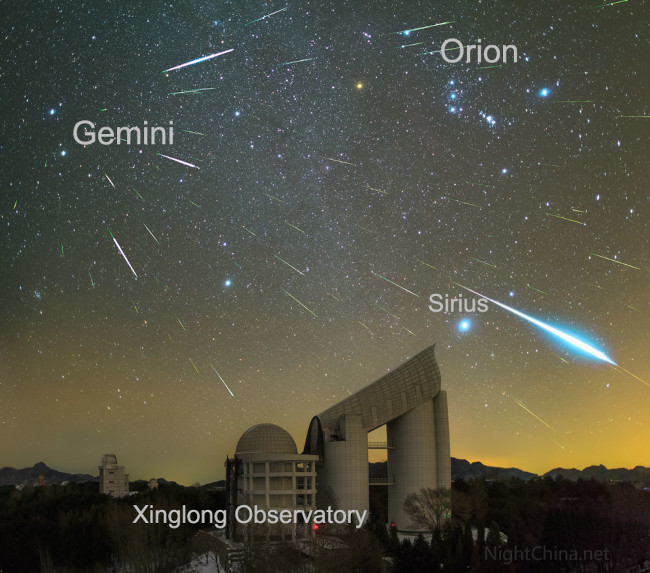 Geminidy nad observatoří Xinglong - bližší popis hned za touto fotografií