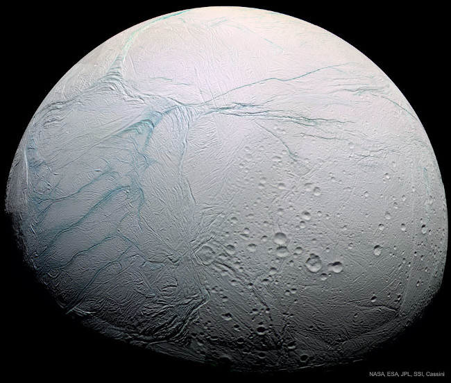 Čerstvé tygří pruhy na Saturnovu Enceladu - bližší popis hned za touto fotografií